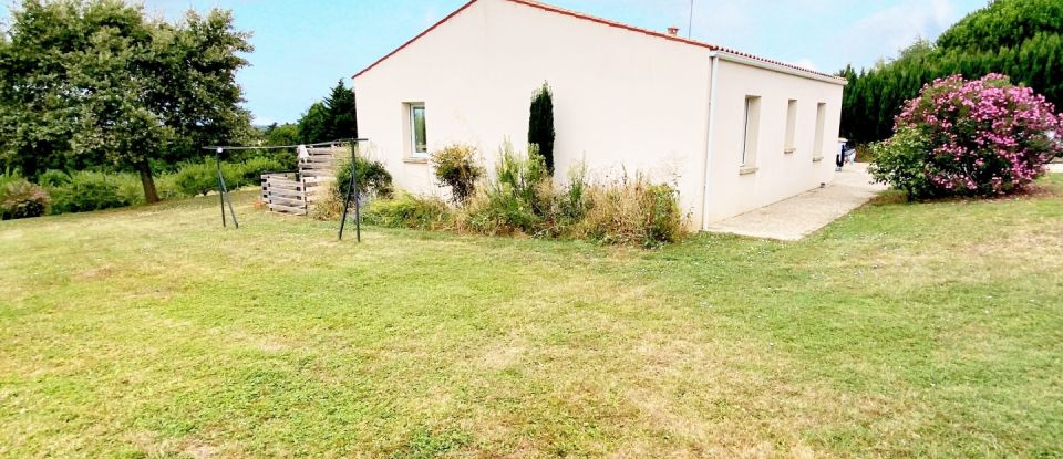 House 5 rooms of 114 m² in Exireuil (79400)