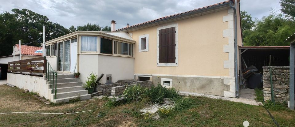 House 4 rooms of 145 m² in Sainte-Radégonde-des-Noyers (85450)