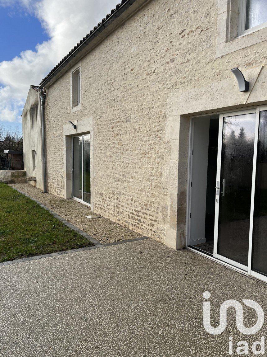 Maison de village 7 pièces de 135 m² à Sainte-Gemme-la-Plaine (85400)