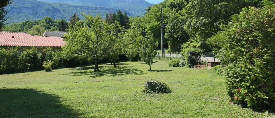 Land of 606 m² in Barraux (38530)