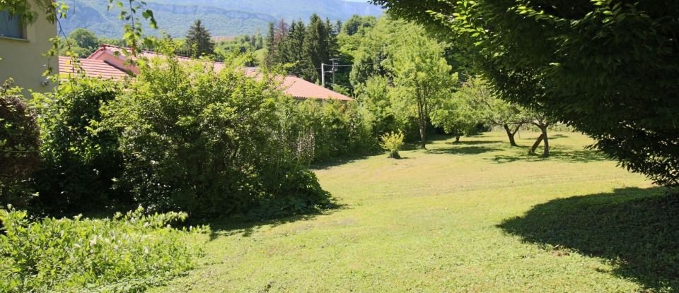 Land of 606 m² in Barraux (38530)