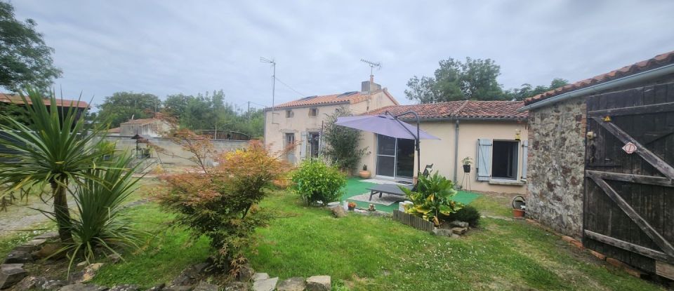 House 6 rooms of 137 m² in Glénay (79330)