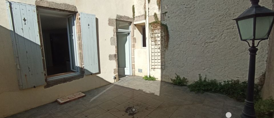 Town house 4 rooms of 230 m² in Parthenay (79200)