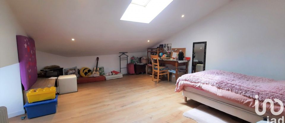 Maison 4 pièces de 105 m² à Le Tourne (33550)