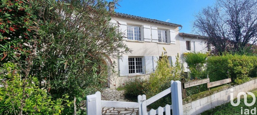 House 7 rooms of 157 m² in Prin-Deyrançon (79210)