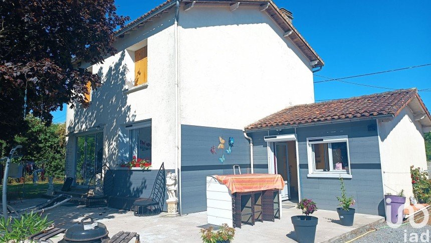 House 6 rooms of 116 m² in Sainte-Soline (79120)