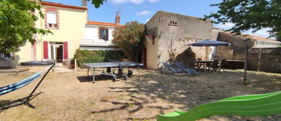 House 5 rooms of 180 m² in L'Herbergement (85260)