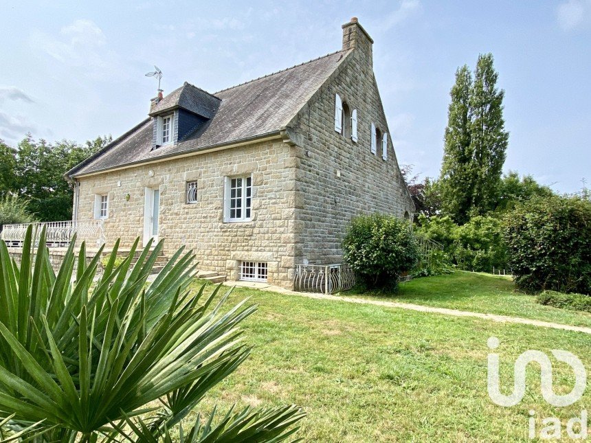 Maison traditionnelle 6 pièces de 220 m² à Les Champs-Géraux (22630)