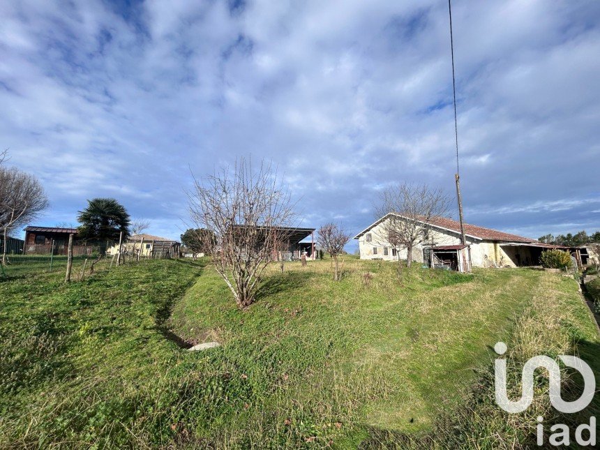 Land of 2,437 m² in Saubrigues (40230)