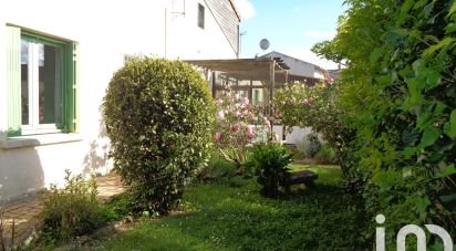 House 8 rooms of 145 m² in Les Gonds (17100)