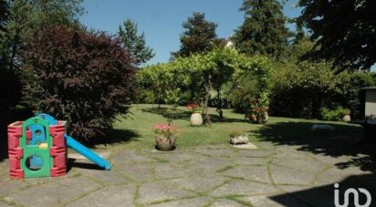 House 7 rooms of 204 m² in Mandres-les-Roses (94520)