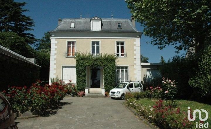 House 7 rooms of 204 m² in Mandres-les-Roses (94520)