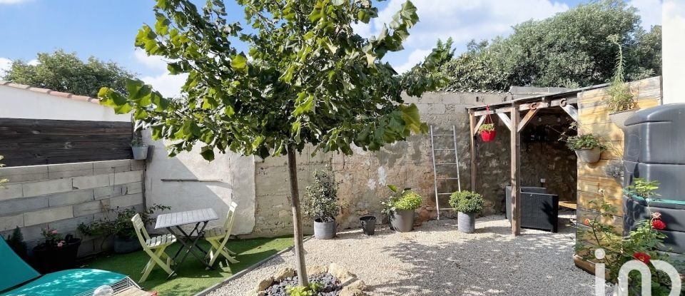 House 4 rooms of 112 m² in Saint-Mitre-les-Remparts (13920)