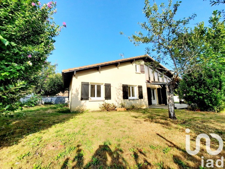 Maison traditionnelle 6 pièces de 134 m² à Aire-sur-l'Adour (40800)