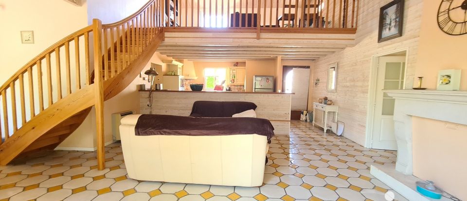 Traditional house 5 rooms of 155 m² in Clavette (17220)