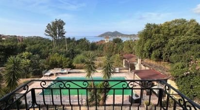 House 8 rooms of 203 m² in AGAY (83530)