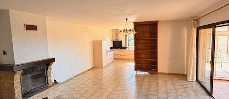 Traditional house 7 rooms of 135 m² in Saint-Privat (07200)