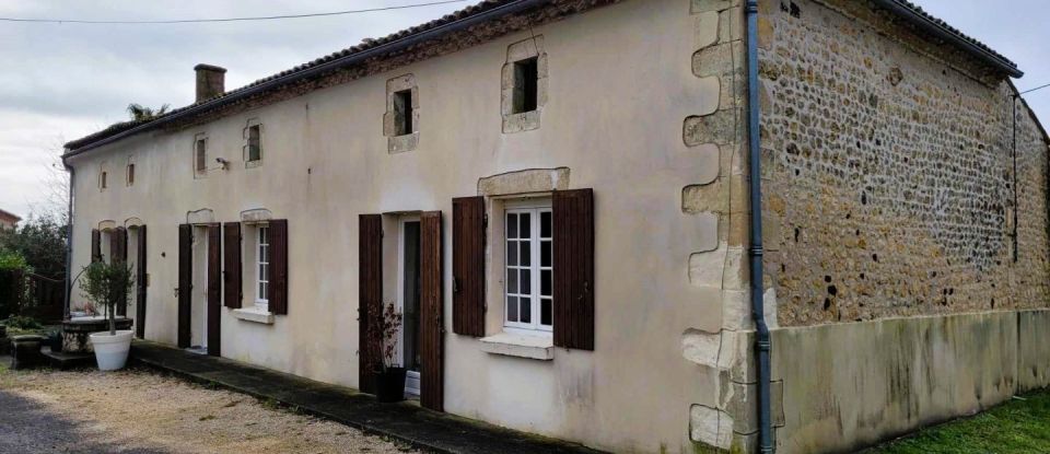 Maison 8 pièces de 236 m² à Saint-Bonnet-sur-Gironde (17150)