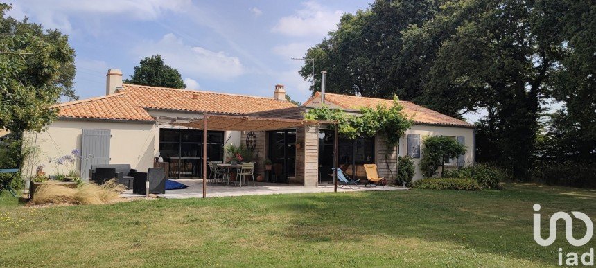 Country house 8 rooms of 145 m² in Mesnard-la-Barotière (85500)