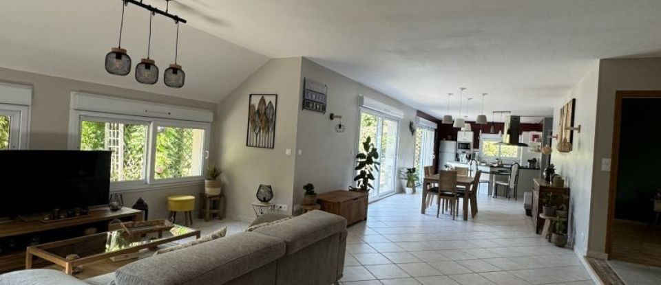 House 6 rooms of 185 m² in Les Aix-d'Angillon (18220)