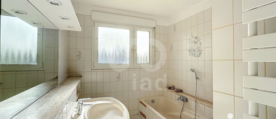 House 4 rooms of 133 m² in Lindre-Basse (57260)