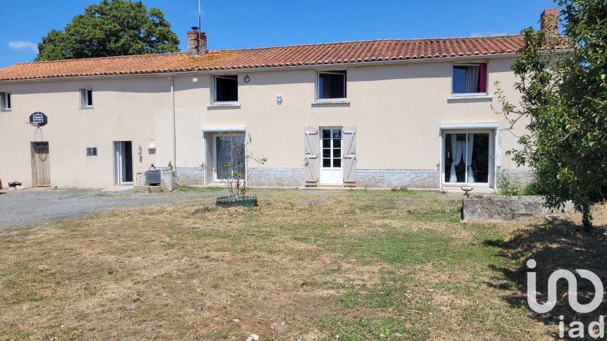 House 8 rooms of 204 m² in Mouzeuil-Saint-Martin (85370)