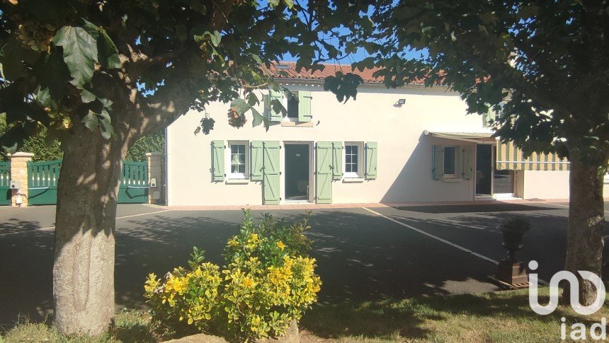 House 5 rooms of 143 m² in Longèves (85200)