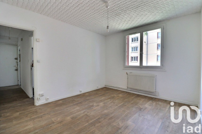 Apartment 1 room of 28 m² in Sainte-Geneviève-des-Bois (91700)