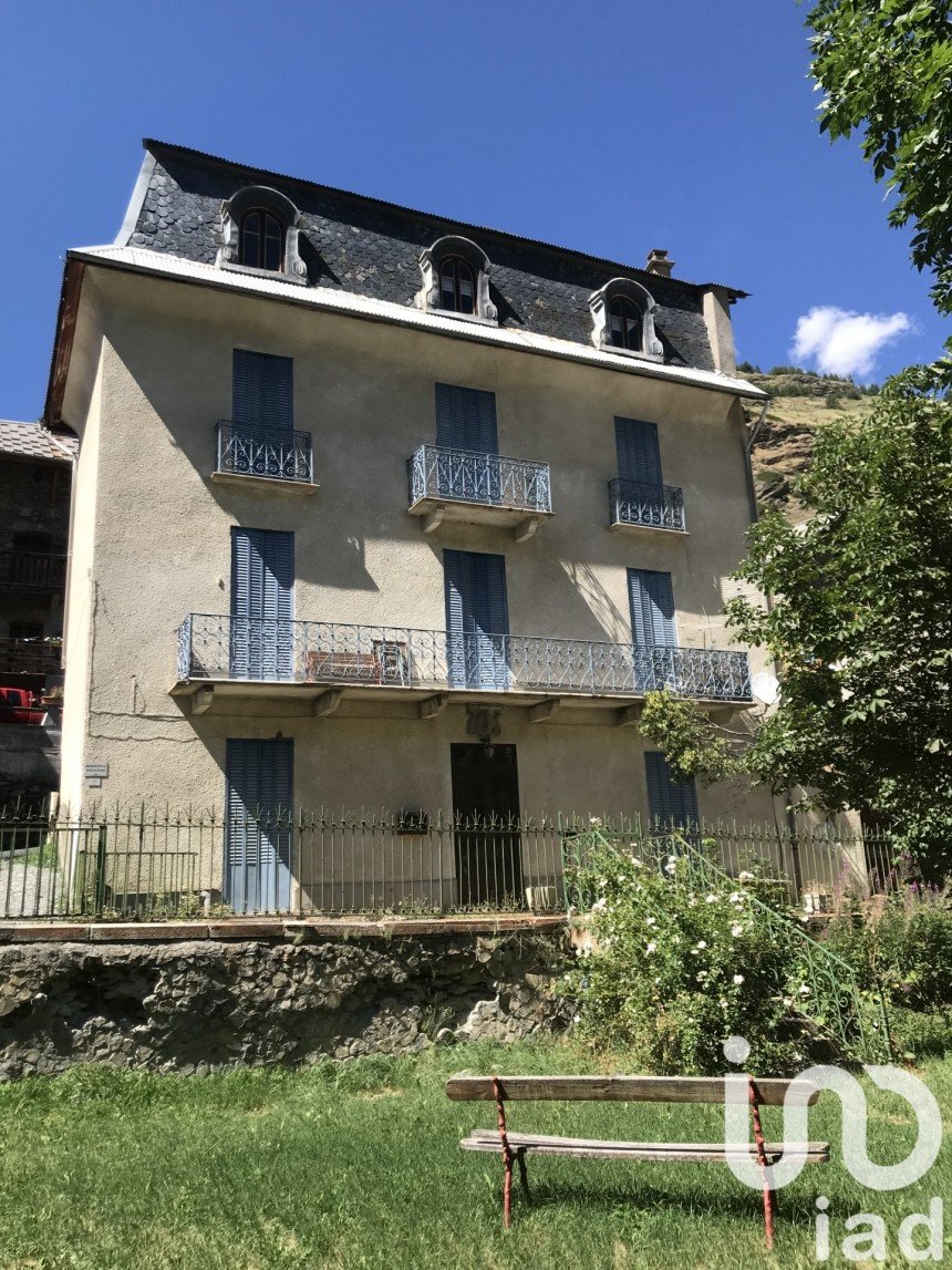 Maison 8 pièces de 160 m² à Aiguilles (05470)