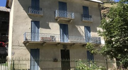 House 8 rooms of 160 m² in Aiguilles (05470)