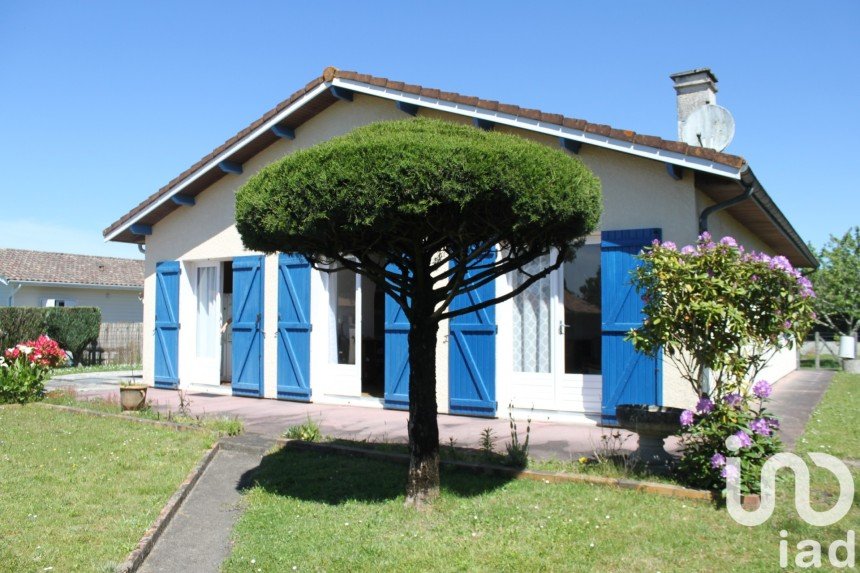 Traditional house 4 rooms of 111 m² in Le Porge (33680)