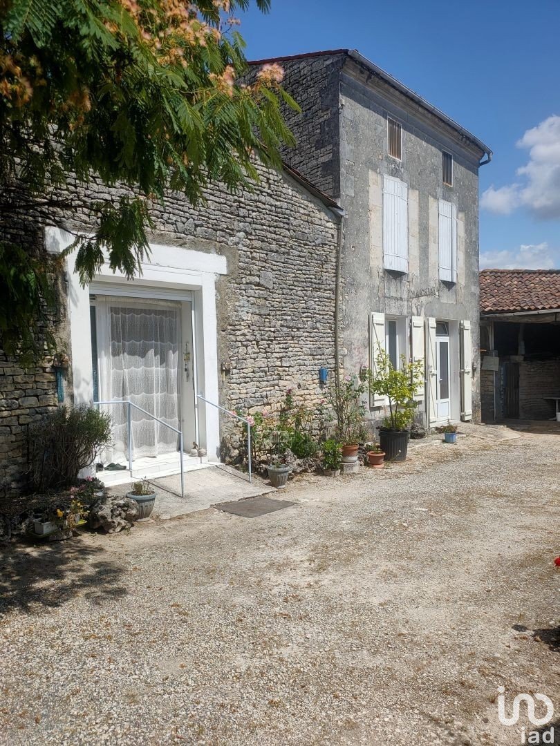 House 6 rooms of 140 m² in Neuvicq-le-Château (17490)