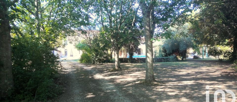 Estate 15 rooms of 1,000 m² in Saint-Martin-de-Sescas (33490)