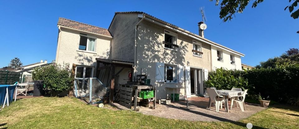 Traditional house 7 rooms of 125 m² in Le Plessis-Pâté (91220)