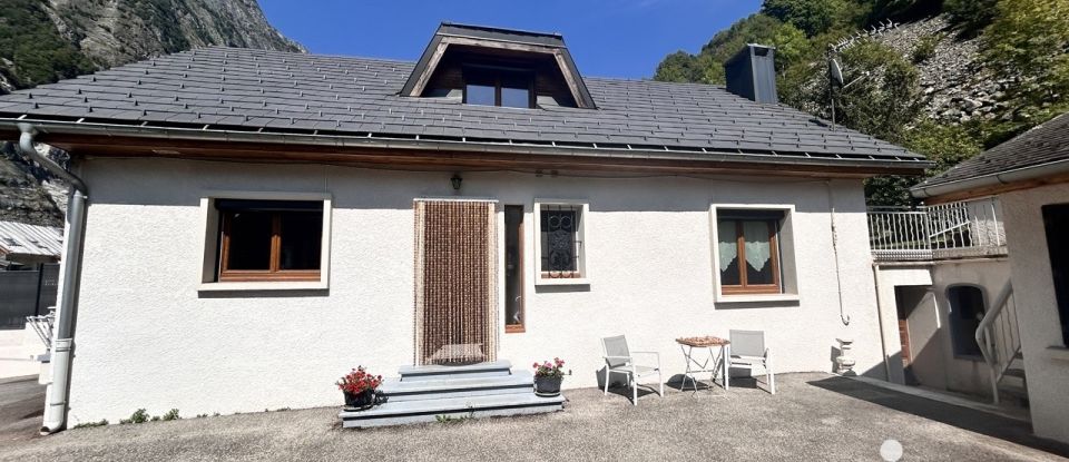 House 6 rooms of 113 m² in Livet-et-Gavet (38220)