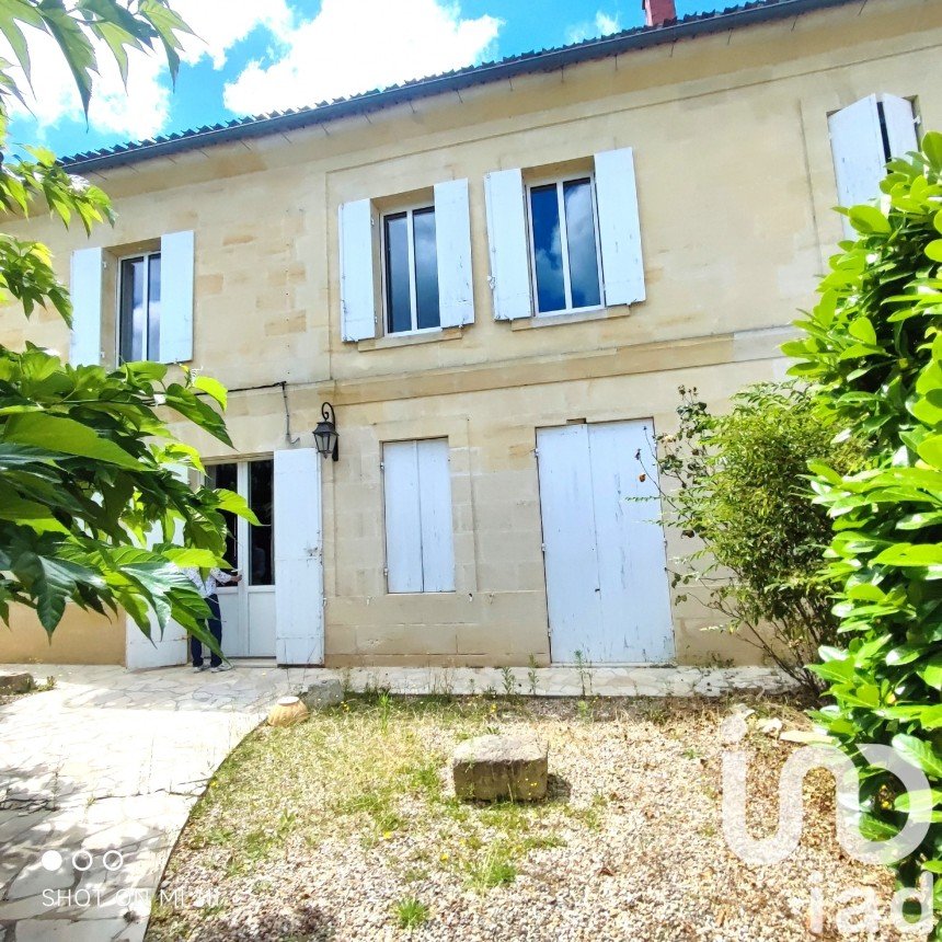 Maison traditionnelle 8 pièces de 198 m² à Saint-Germain-du-Puch (33750)