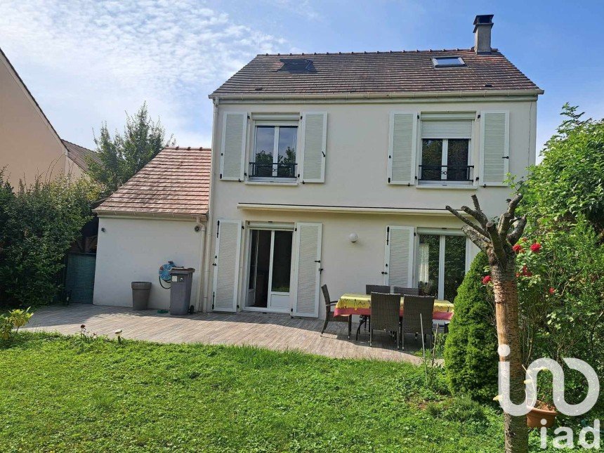 Maison 5 pièces de 96 m² à Savigny-le-Temple (77176)