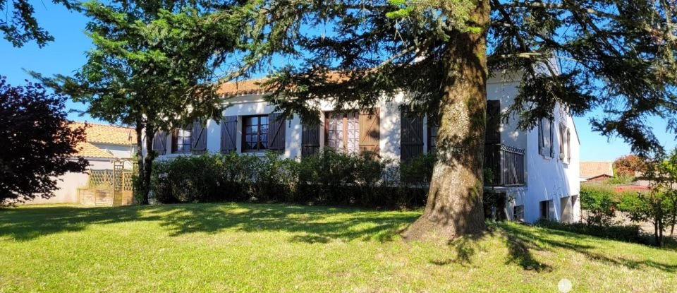 Traditional house 8 rooms of 234 m² in Les Lucs-sur-Boulogne (85170)