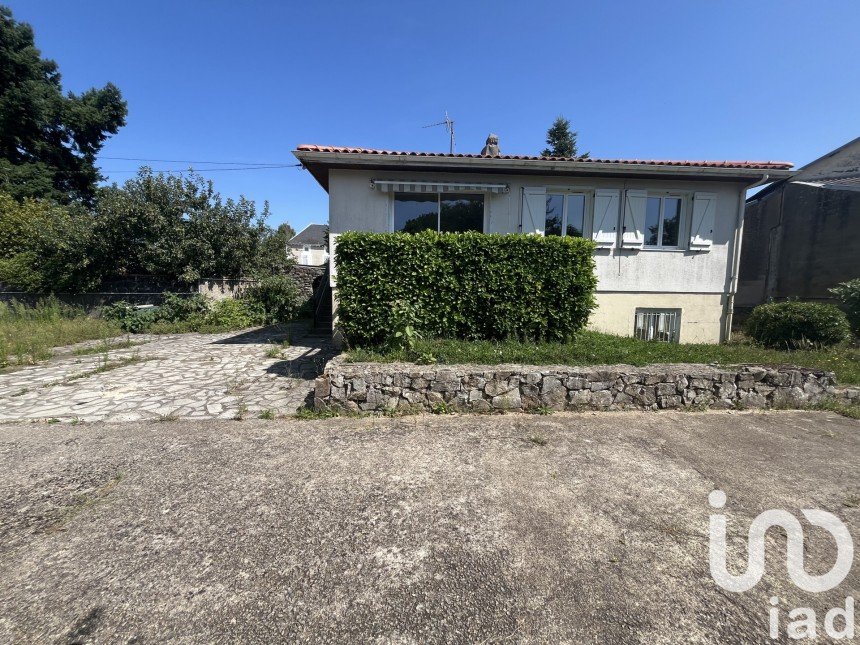 Maison traditionnelle 5 pièces de 141 m² à Parthenay (79200)