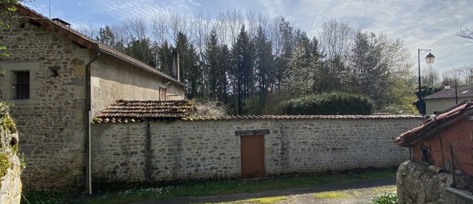 Maison 5 pièces de 180 m² à Confolens (16500)