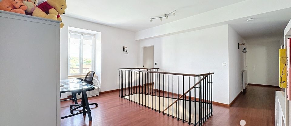 Demeure 6 pièces de 270 m² à Saint-Germain-Lembron (63340)