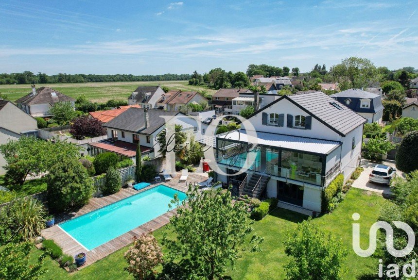 Maison traditionnelle 9 pièces de 257 m² à La Queue-en-Brie (94510)