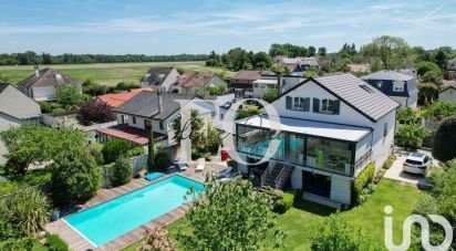 Maison traditionnelle 9 pièces de 257 m² à La Queue-en-Brie (94510)