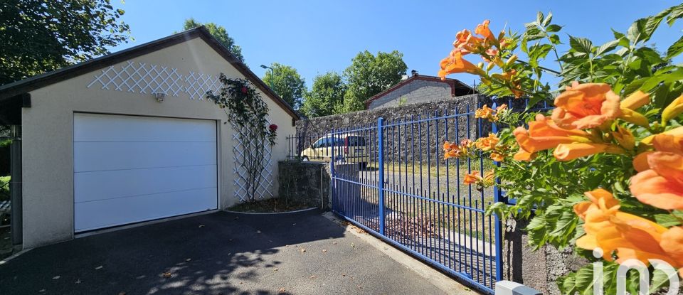 Maison 4 pièces de 87 m² à Teissières-de-Cornet (15250)