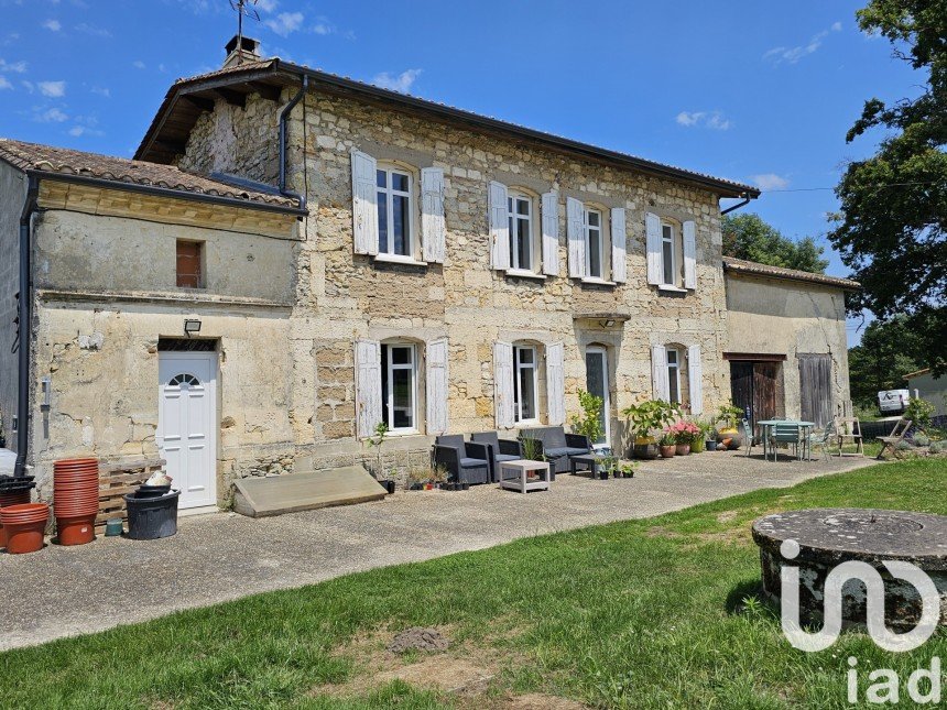 House 6 rooms of 182 m² in Saint-Savin (33920)