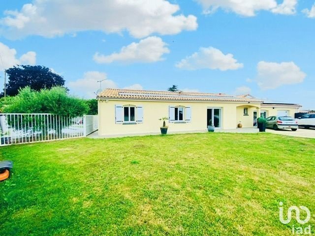 House 9 rooms of 231 m² in POUZIOUX-LA-JARRIE (86580)