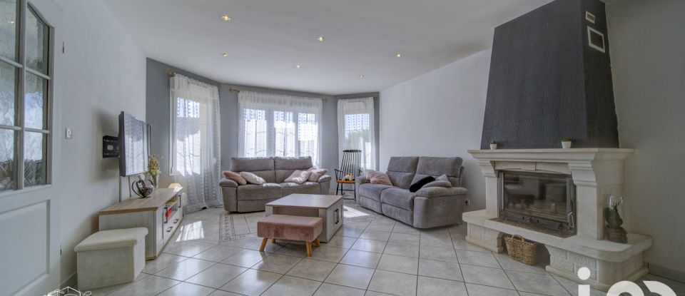 Maison 5 pièces de 112 m² à Guinglange (57690)