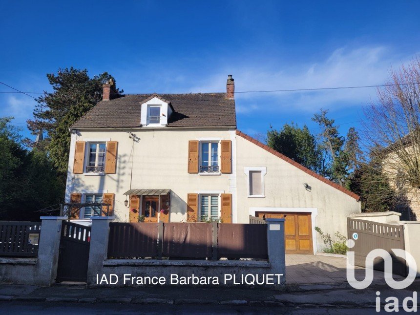 House 6 rooms of 179 m² in Le Mesnil-Saint-Denis (78320)