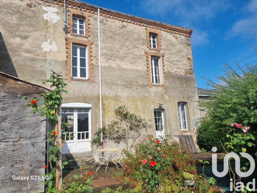 Maison 10 pièces de 181 m² à Trémentines (49340)