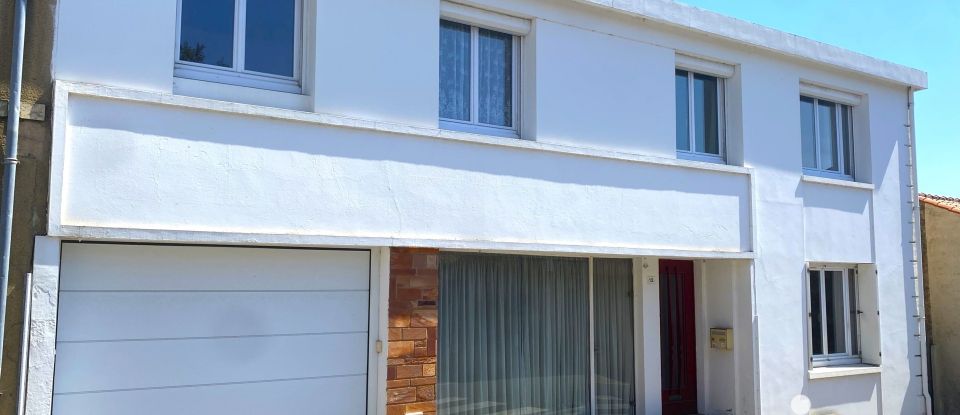 House 9 rooms of 236 m² in Le Champ-Saint-Père (85540)